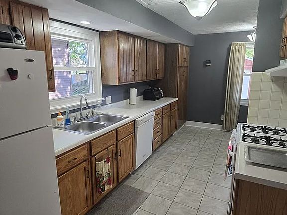 3rd image of 807 Apple St