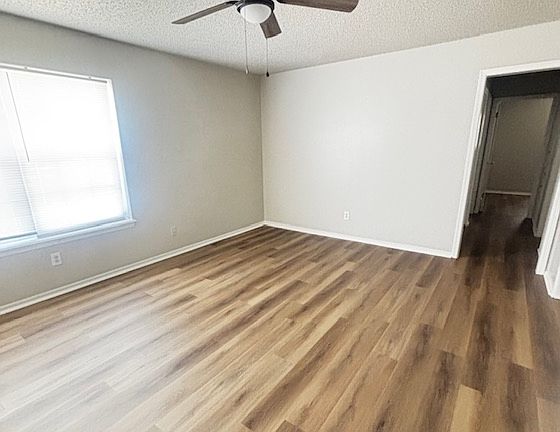 3rd image of 309 W Vandament Ave
