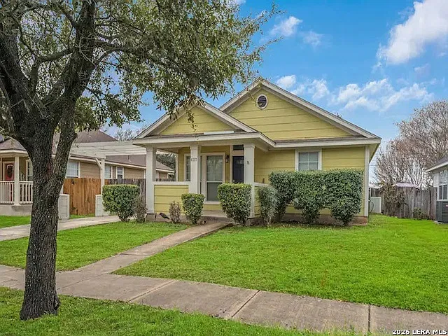 3 bed, 2.0 bath, 1192 sqft, $2,200 — Photo 1