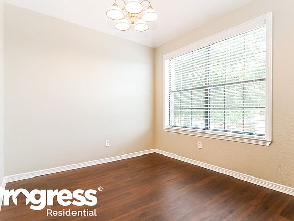 4th image of 1310 Jasmine Dr
