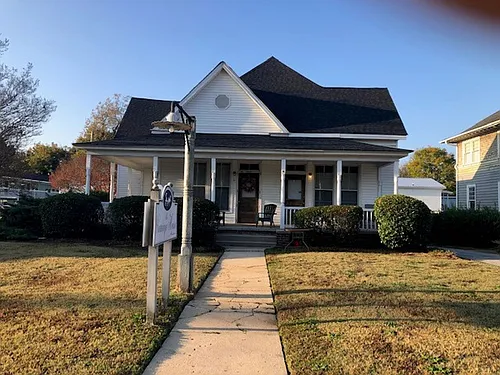 221 Hampton Ave Photo 1