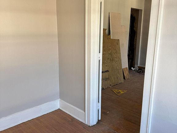 5th image of 621 W Elm St
