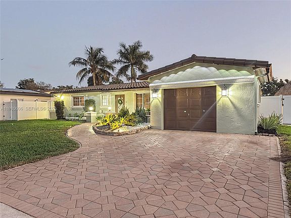 4th image of 11040 NW 22nd St