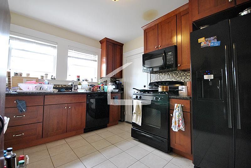 2nd image of 31 Willoughby St #02