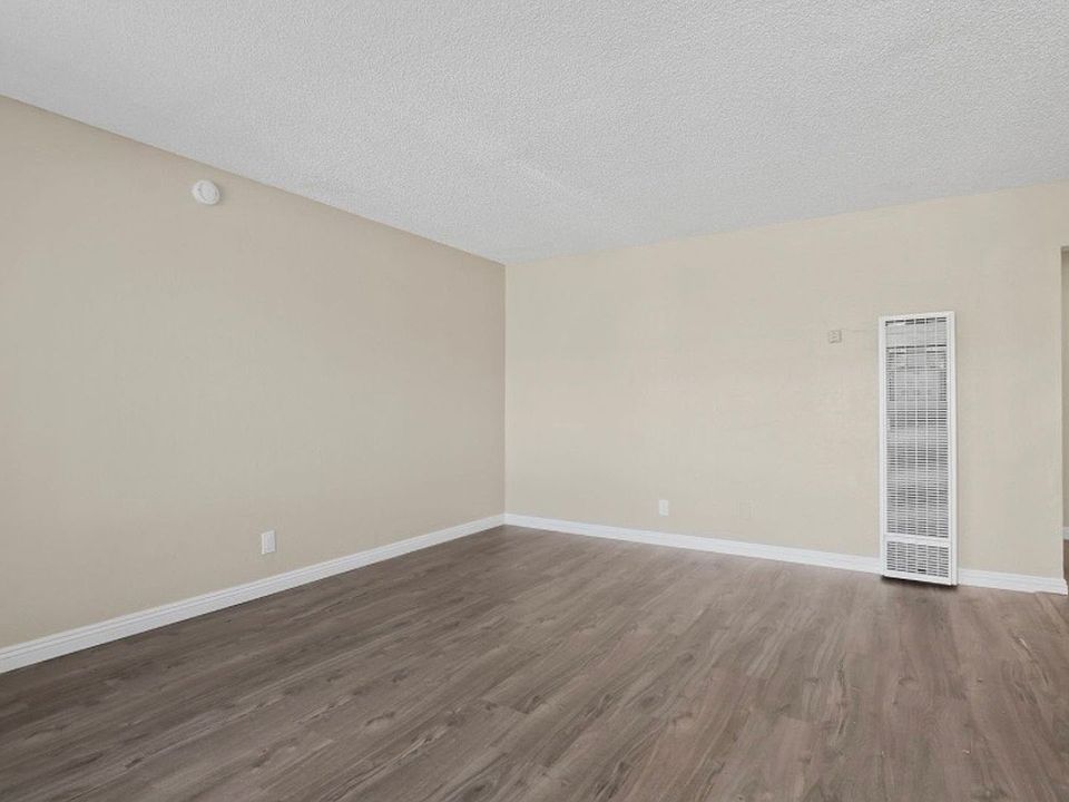 2nd image of 1356 W Stoneridge Ct APT 8