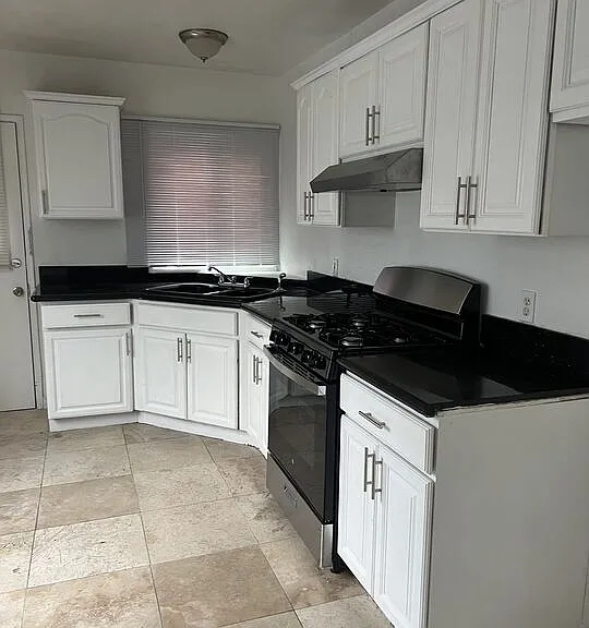 224 1/2 E Avenue 42 — Photo 1