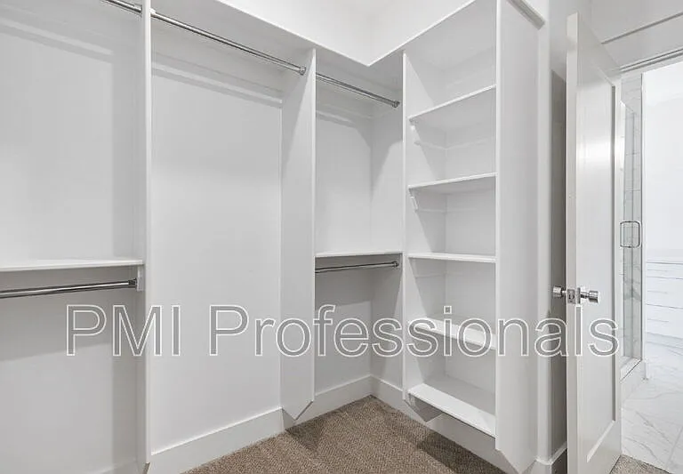 909 E State St — Photo 29
