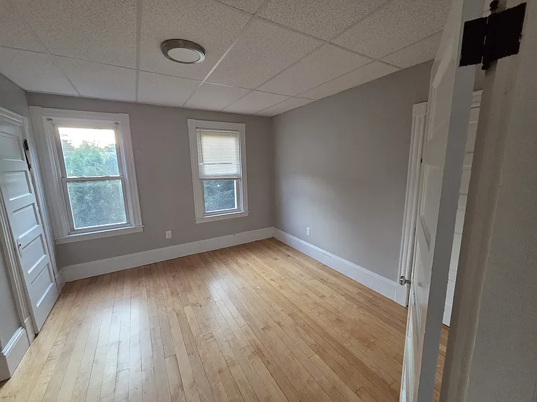middle bedroom