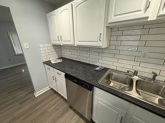 3rd image of 866 Cree Ave