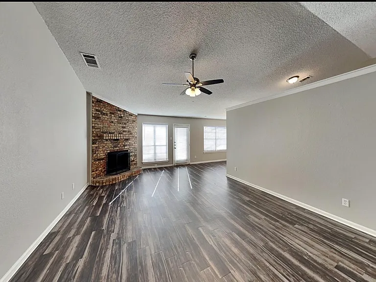 1317 Colony St — Photo 2