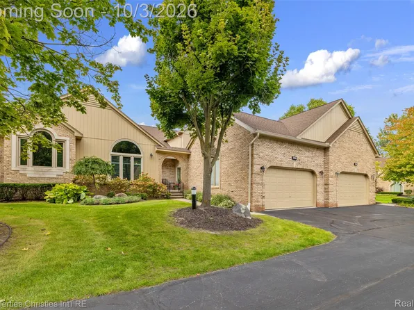 2124 Clearwood Ct #712, Utica, MI 48316