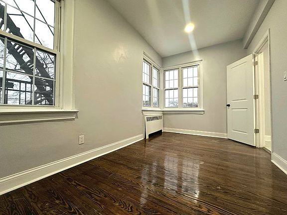 5th image of 17 Dewitt Rd #405