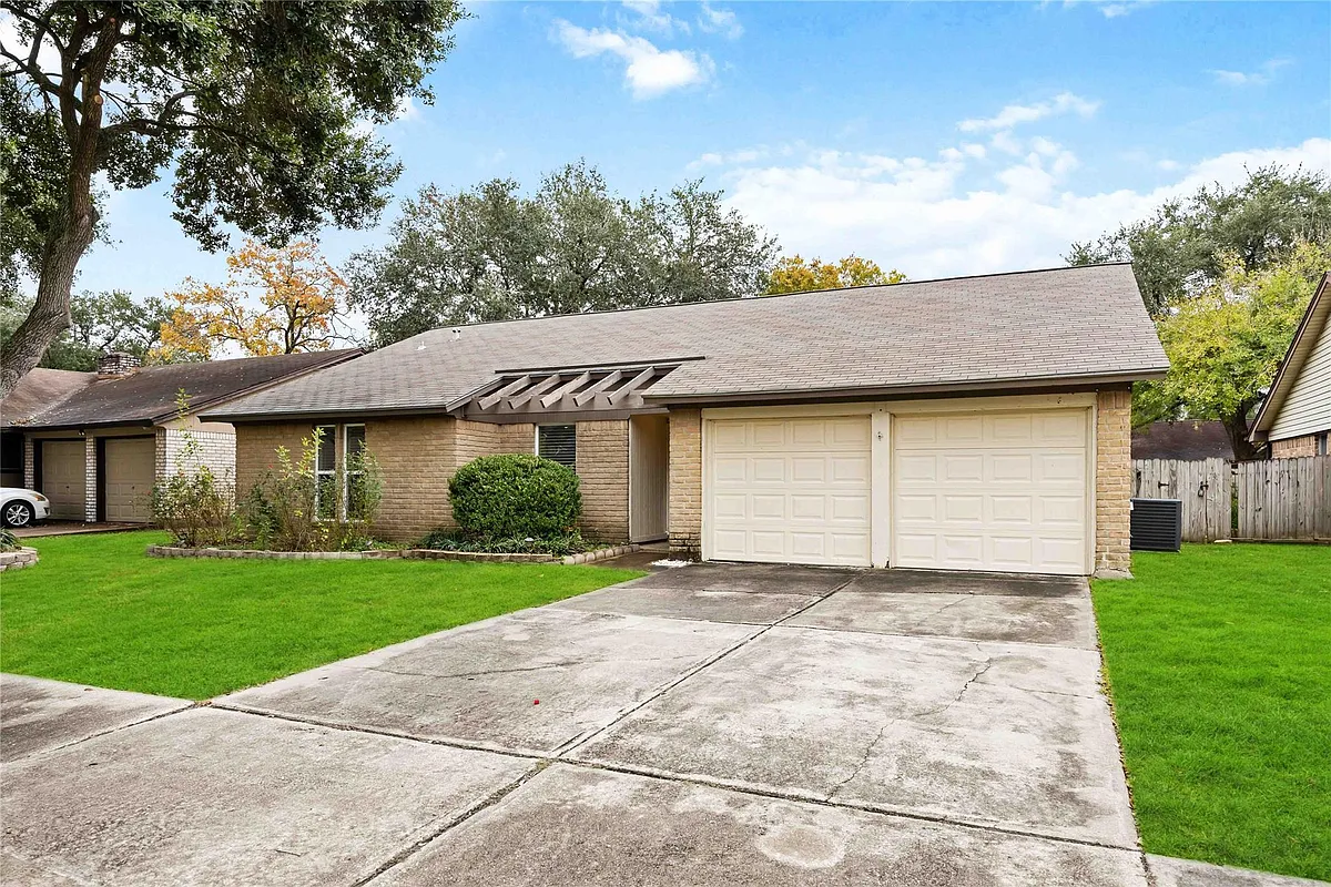 Building Photo - 22419 Deville Dr