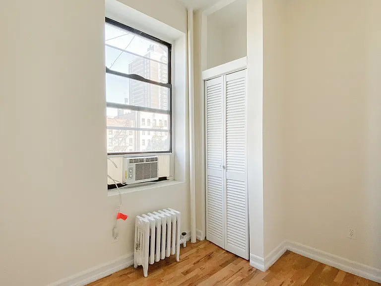 700 E 9th St #18 — Photo 6