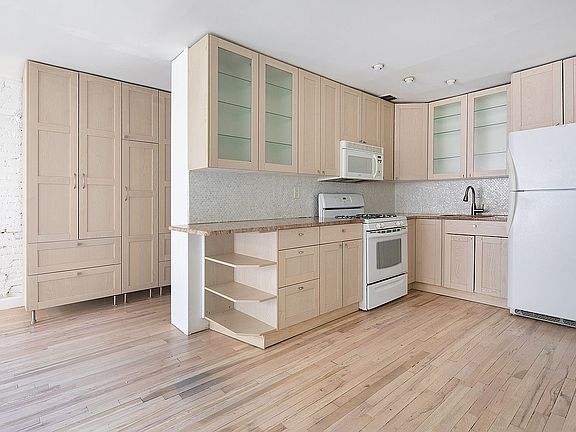 3rd image of 240 E 30th St APT 4A