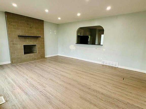 3rd image of 4968 Marcombe Rd NE