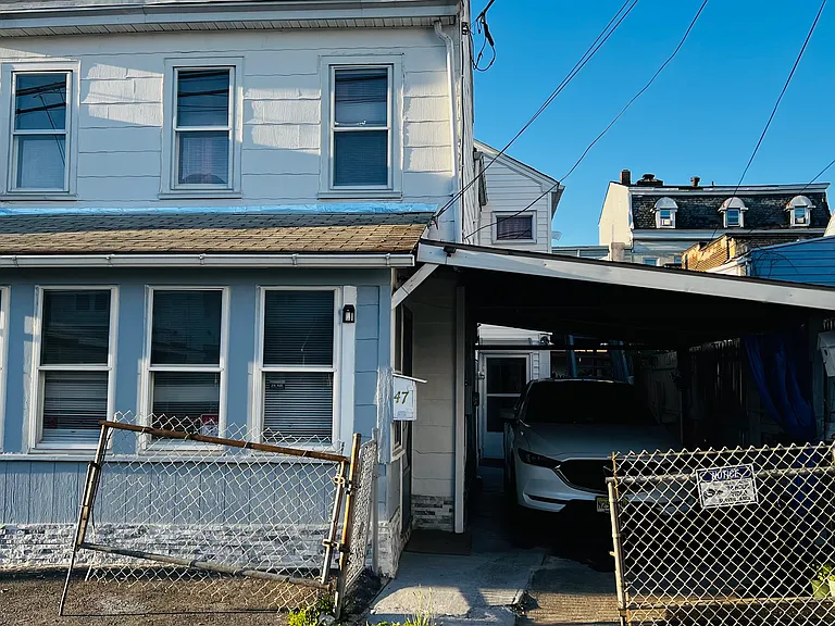 47 Cedar Aly — Photo 1