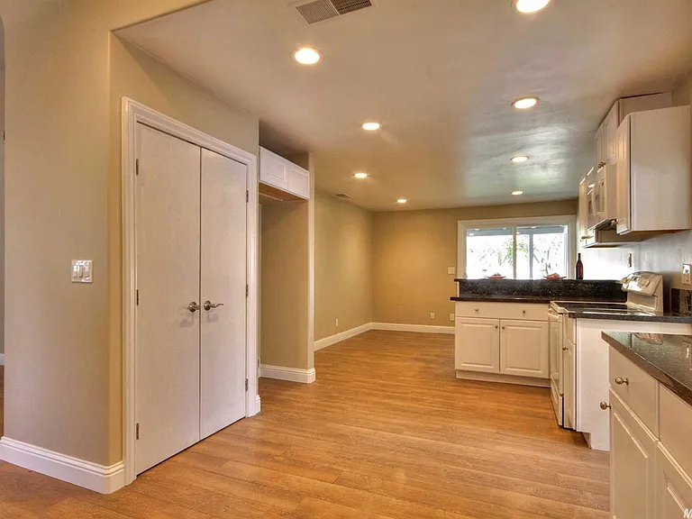 904 Singingwood Rd — Photo 4
