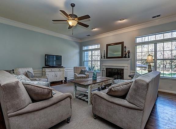 4th image of 2856 Redfield Dr