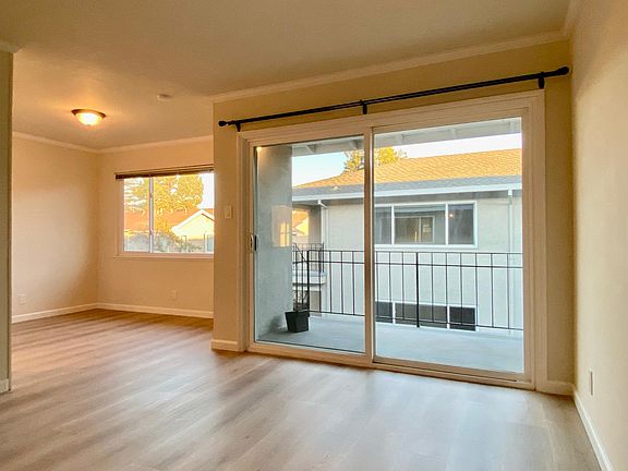 4th image of 837 Cowper St #L