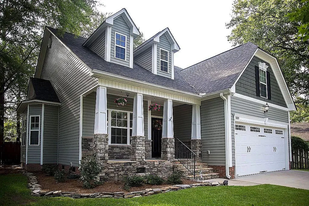 4 bed, 2.0 bath, 2043 sqft, $2,200 — Photo 1