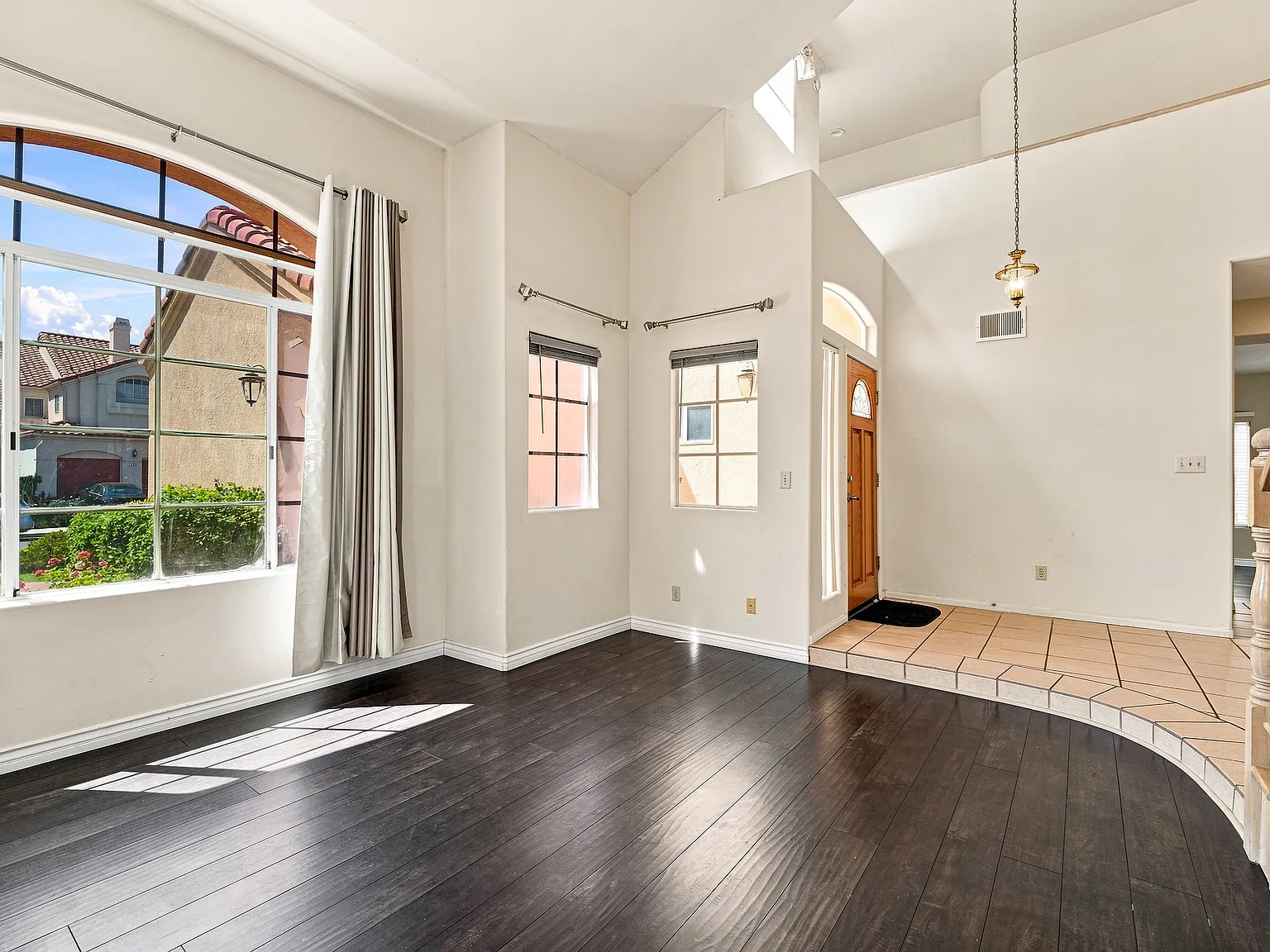 5 bed, 2881 sqft, $5,445 — Photo 4