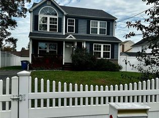 133 N 25th St, Wheatley Heights, NY 11798