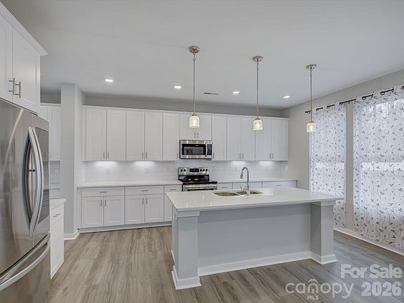 3rd image of 804 Peoria Ln