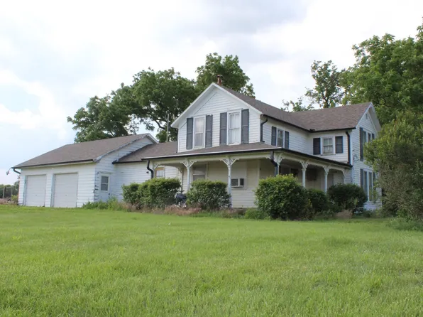 1135 N 9th St, Osage City, KS 66523