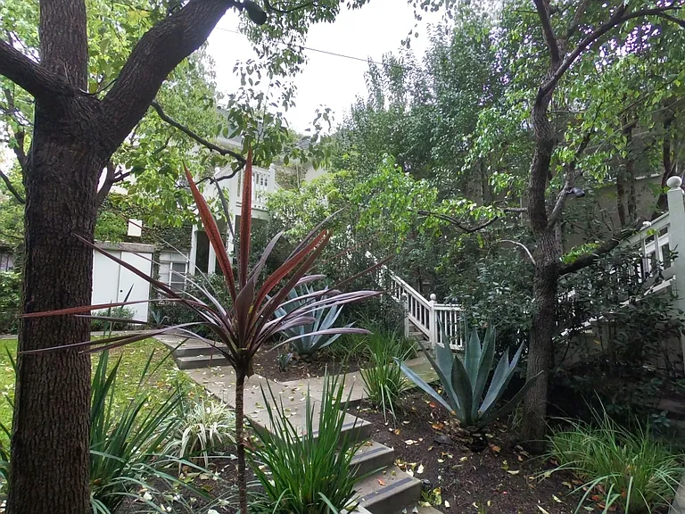 2285 N Beachwood Dr #5 — Photo 16