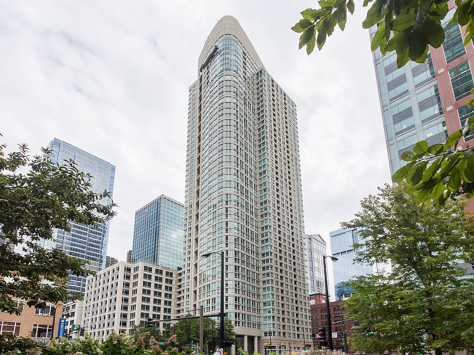 1st image of 345 N La Salle Dr #208
