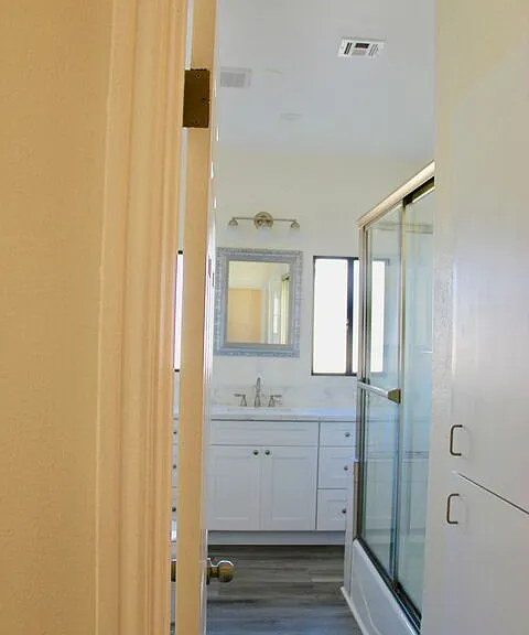 1239 S Hudson Ave — Photo 12