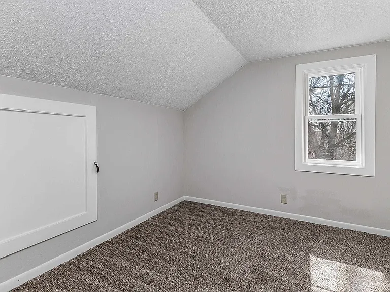 190 Beecher St — Photo 14