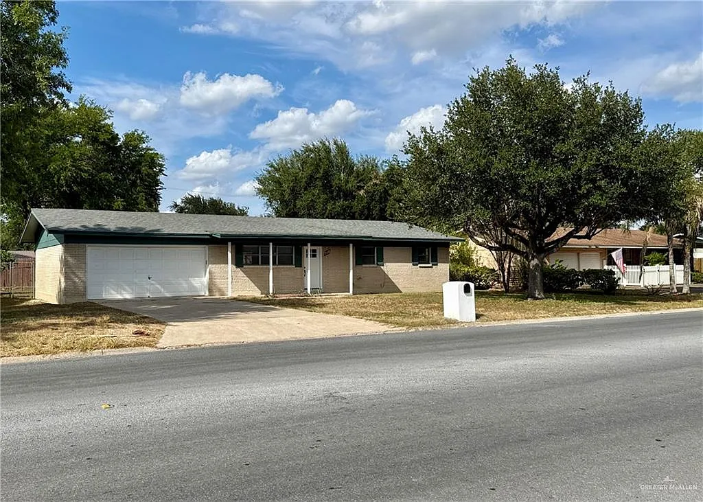 3 bed, 2.0 bath, 1351 sqft, $1,600 — Photo 2
