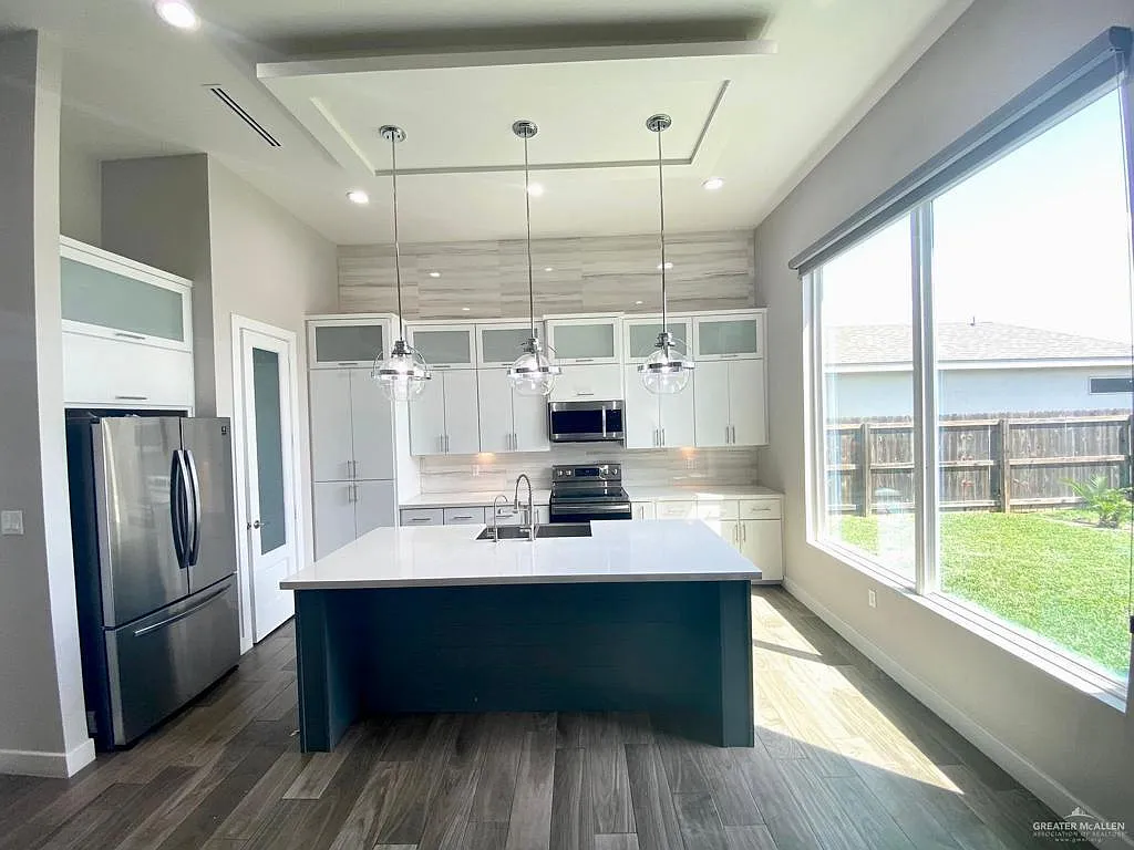 3 bed, 2.0 bath, 1824 sqft, $2,300 — Photo 2