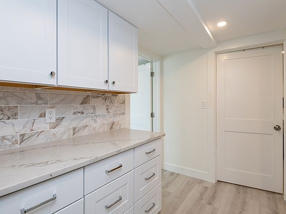 4th image of 154 Newbury St #37