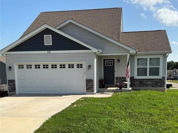 191 Village Circle Dr, Winfield, MO 63389