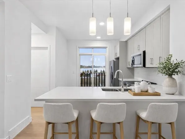 90 W Heirloom Psge SE, Calgary, AB T3S 0K1