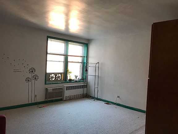 3rd image of 14430 Sanford Ave