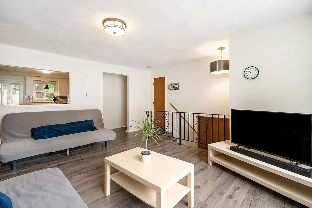 3 bed, 1100 sqft, $3,000 — Photo 3
