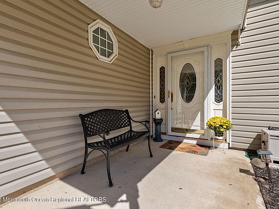 3rd image of 13 Deer Hollow Dr