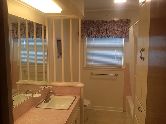 Neat and tidy bathroom