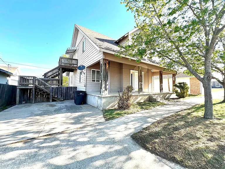 210 W Chestnut Ave — Photo 2