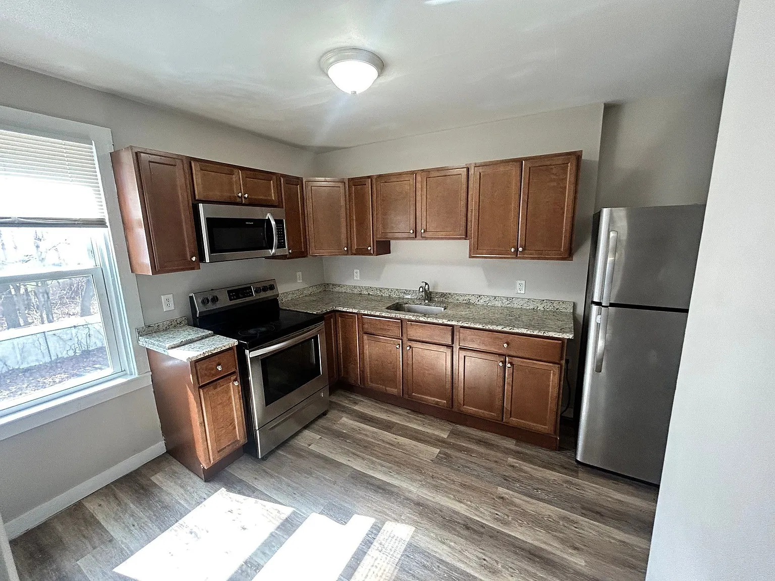 3 bed, 1.0 bath, 1056 sqft, $2,450 — Photo 4