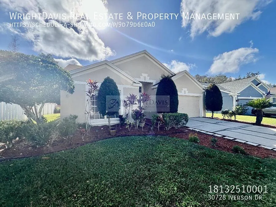 Beautiful 3/2 with 2 car garage in gated community! — Photo 2