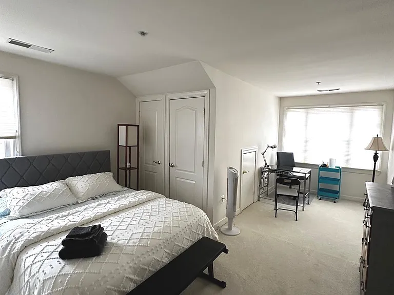 1607 Seneca Ave — Photo 25