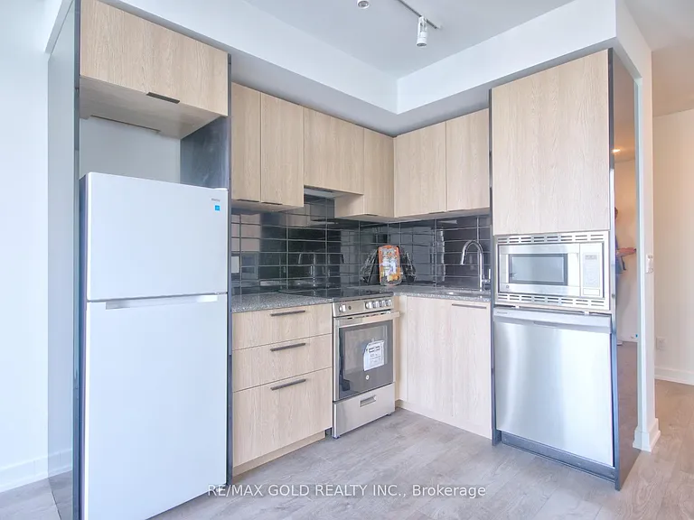 501 Yonge St #3613 — Photo 3