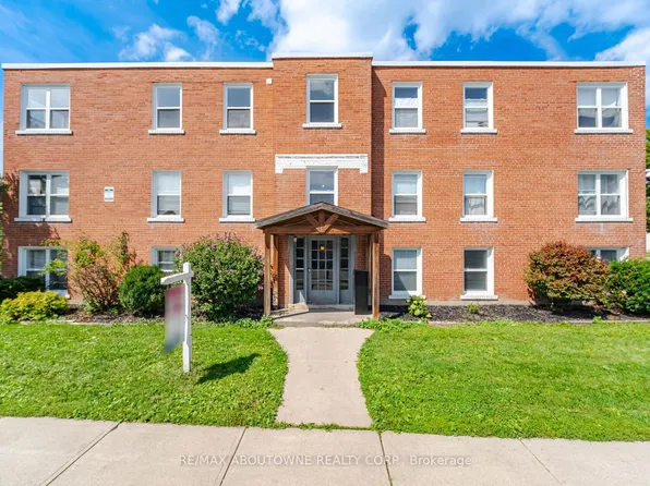 133 N Service Rd E #5, Oakville, ON L6H 1A3