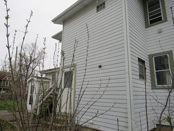 4th image of 320 Lincoln Ave