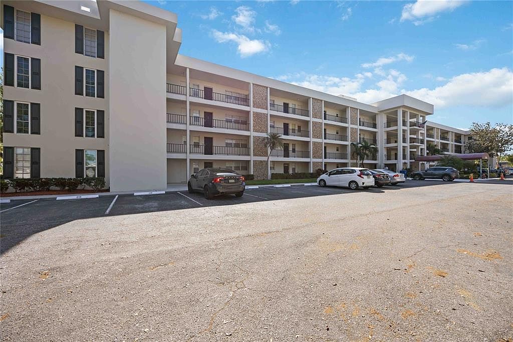 7461 W Country Club Dr N APT 207